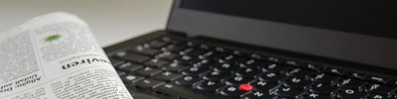 Nahaufnahme von zwei Händen mit Kugelschreibern über einem Blatt Papier